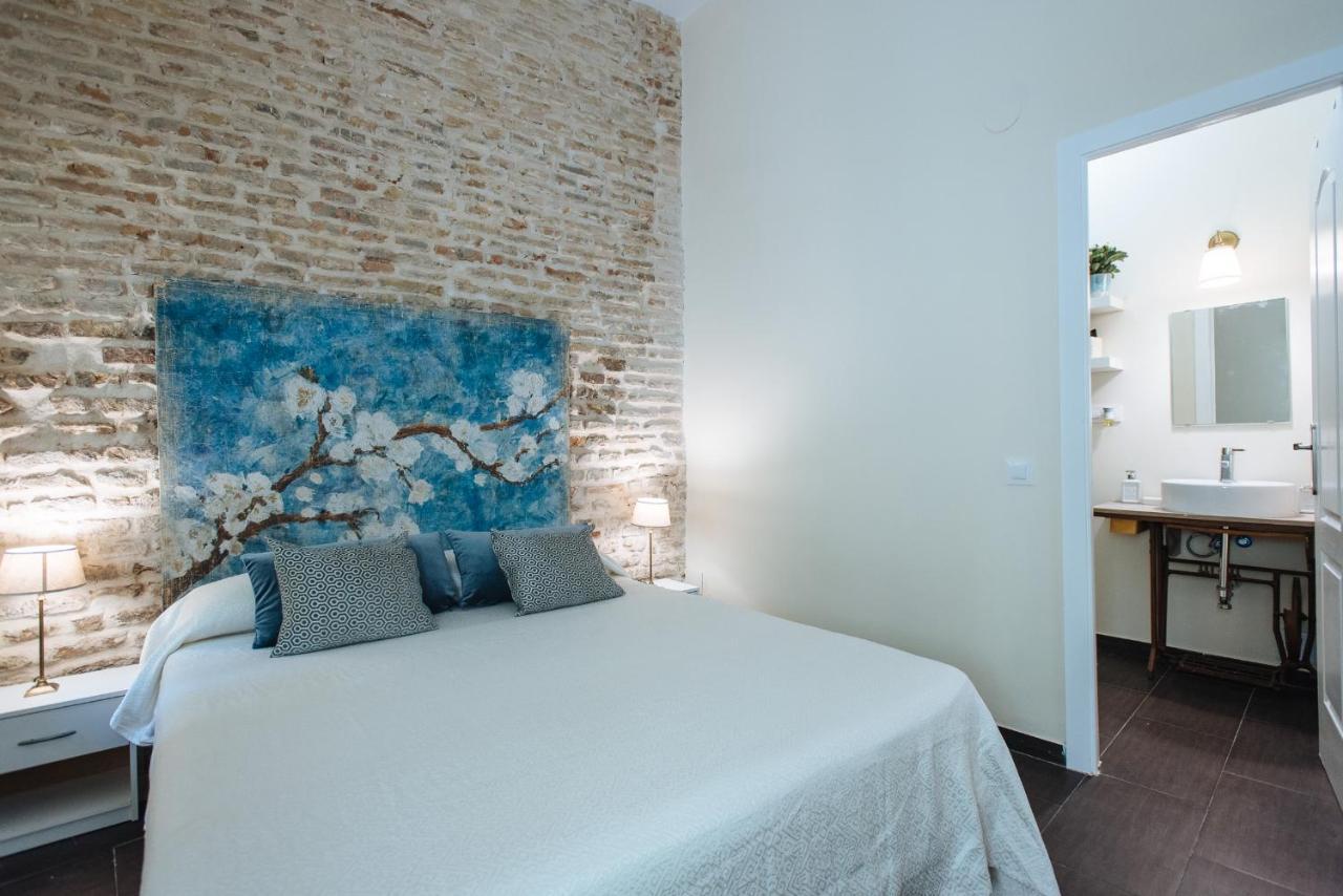 Cozy Apartment In House-Palace With Private Patio Seville Exterior photo